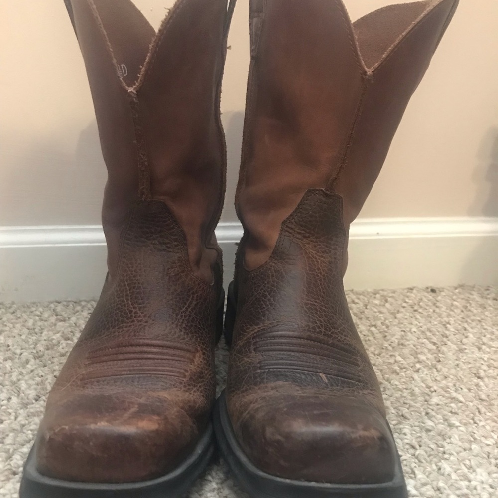 Men’s Ariat cowboy boots size 10.5